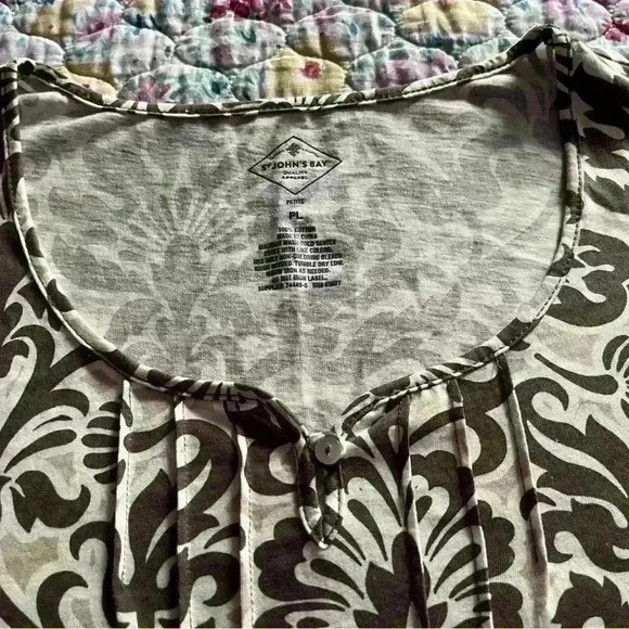 Women Saint John’s Bay size petite large top​​​​​​​ - Picture 6 of 6